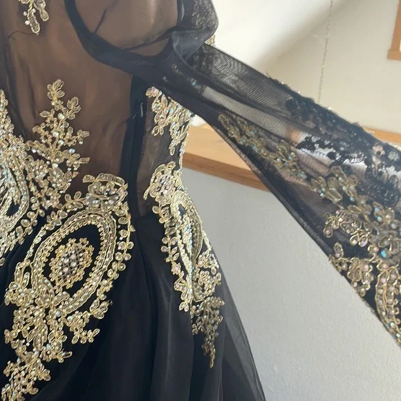 Gorgeous Black Dress 🖤 - Picture 9 of 10